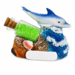 Statuetta delfino resina blu con onde, base sabbiosa, bottiglia vetro e conchiglia decorativa