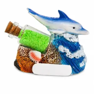 Statuetta delfino resina blu con onde, base sabbiosa, bottiglia vetro e conchiglia decorativa
