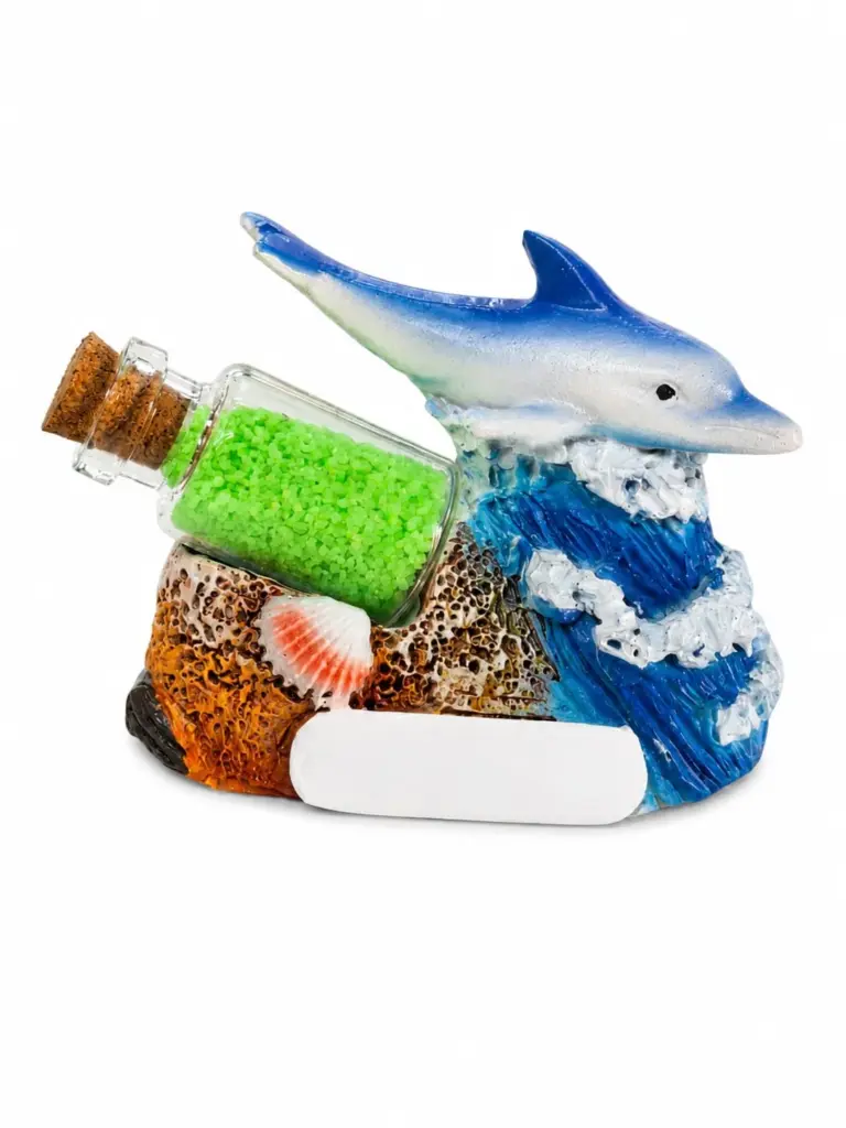 Statuetta delfino resina blu con onde, base sabbiosa, bottiglia vetro e conchiglia decorativa