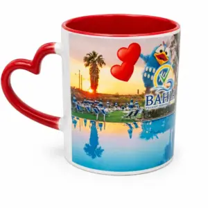 Tazza ceramica bianca manico rosso a cuore con immagine piscina Villaggio Bahia tramonto palme