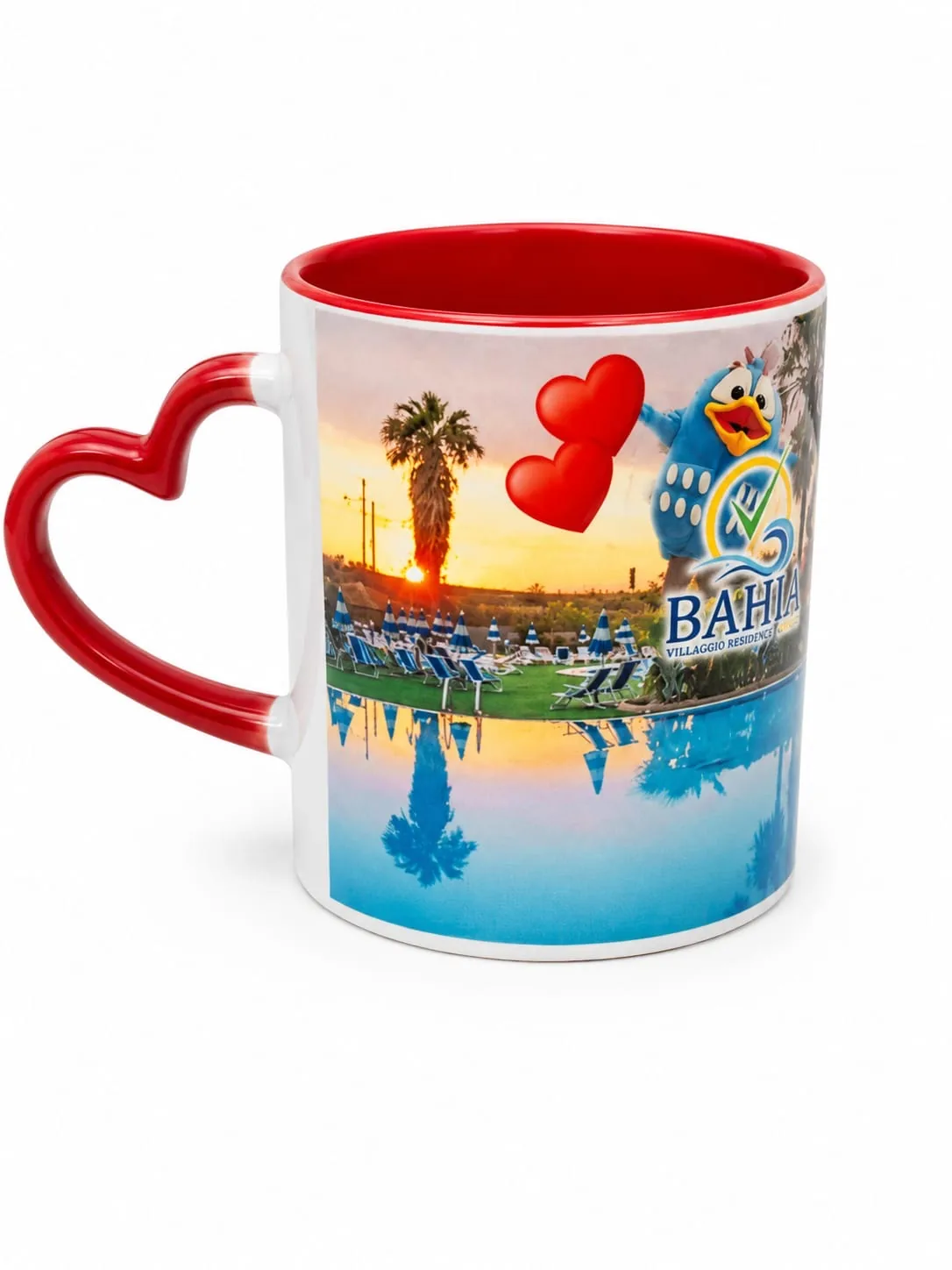 Tazza ceramica bianca manico rosso a cuore con immagine piscina Villaggio Bahia tramonto palme