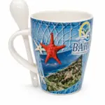 Tazza ceramica bianca Bahja Villaggio Residence con cucchiaino, decorazione rete da pesca blu e vista aerea costiera