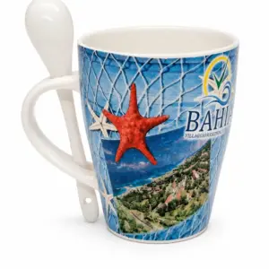Tazza ceramica bianca Bahja Villaggio Residence con cucchiaino, decorazione rete da pesca blu e vista aerea costiera