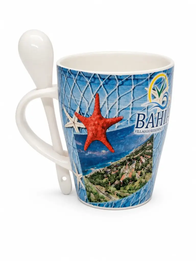 Tazza ceramica bianca Bahja Villaggio Residence con cucchiaino, decorazione rete da pesca blu e vista aerea costiera