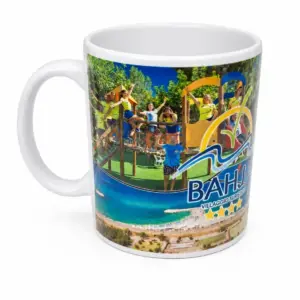 Tazza ceramica bianca con logo Bahja Villaggio Turistico e foto di giochi colorati e mare turchese
