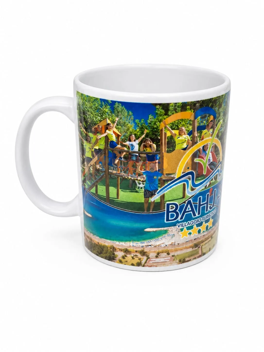 Tazza ceramica bianca con logo Bahja Villaggio Turistico e foto di giochi colorati e mare turchese