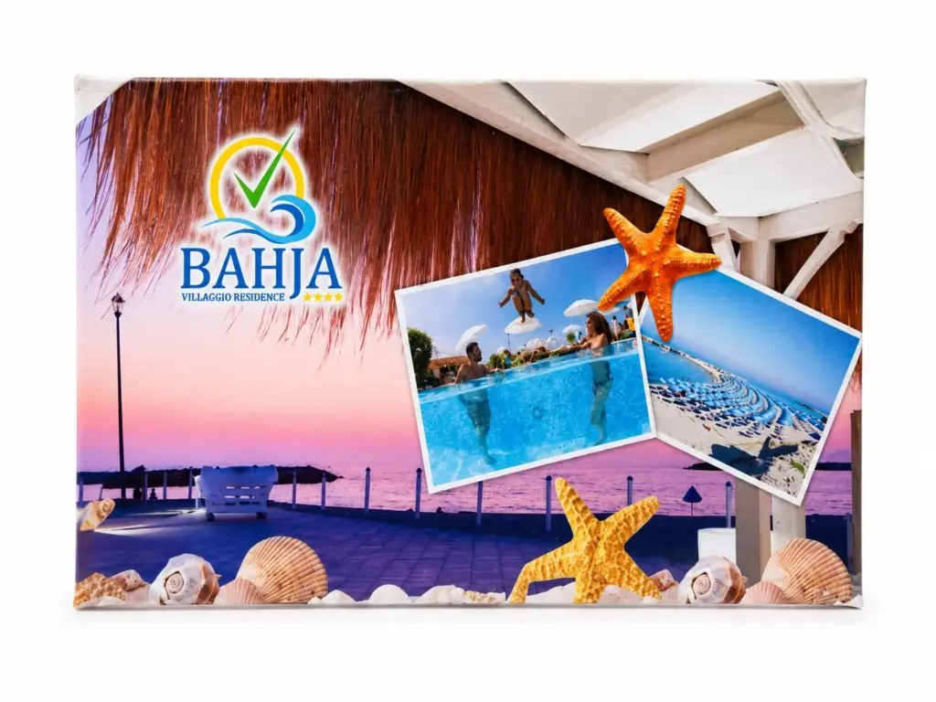 Tela bahia villaggio con tramonto rosa-viola sul mare, ombrellone bianco, stelle marine e conchiglie