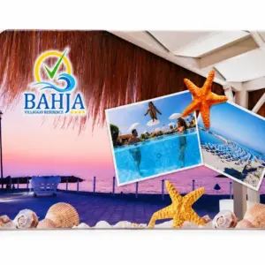 Tela bahia villaggio con tramonto rosa-viola sul mare, ombrellone bianco, stelle marine e conchiglie