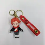 Portachiavi Avengers con miniatura personaggio capelli rossi costume nero e ciondolo rosso logo