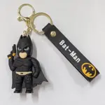 Portachiavi batman supereroe figura gomma nera mantello pistola striscia similpelle logo giallo