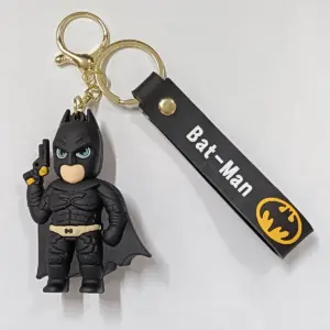 Portachiavi batman supereroe figura gomma nera mantello pistola striscia similpelle logo giallo