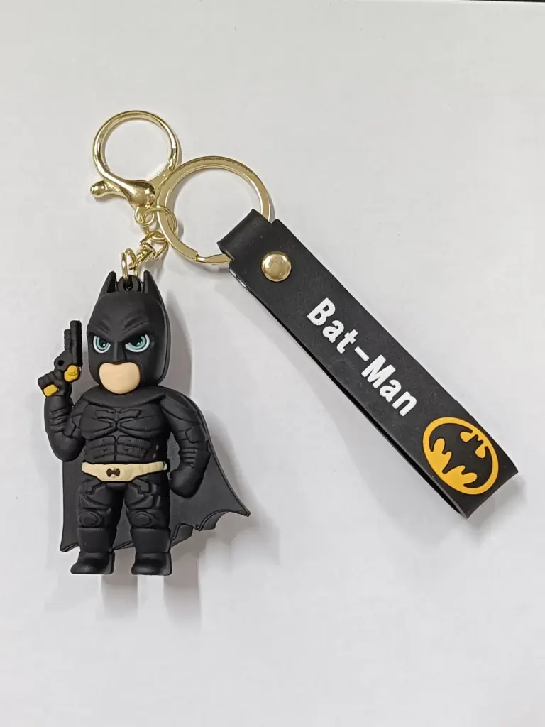 Portachiavi batman supereroe figura gomma nera mantello pistola striscia similpelle logo giallo