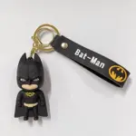 Portachiavi supereroe batman miniatura resina nera mantello simbolo giallo fascetta similpelle
