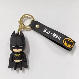 Portachiavi supereroe batman miniatura resina nera mantello simbolo giallo fascetta similpelle