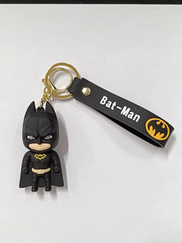 Portachiavi supereroe batman miniatura resina nera mantello simbolo giallo fascetta similpelle