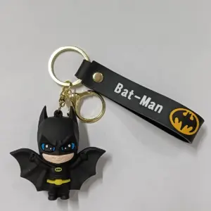 Portachiavi Bat-Man con ciondolo tridimensionale nero e giallo e striscia similpelle con logo