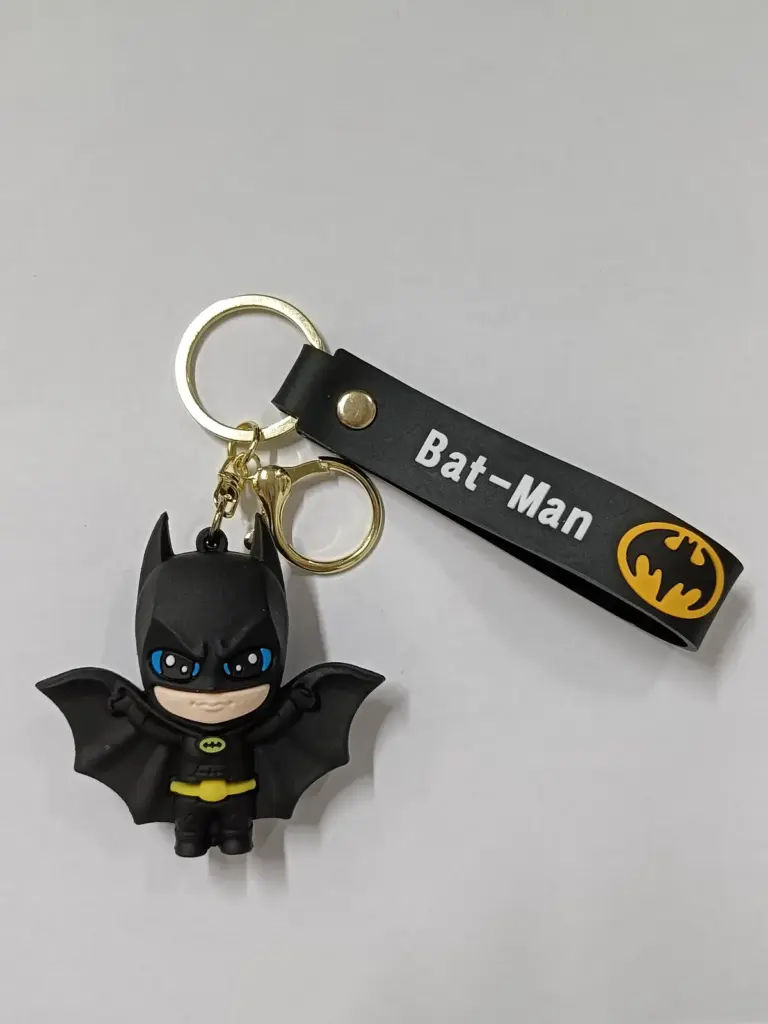 Portachiavi Bat-Man con ciondolo tridimensionale nero e giallo e striscia similpelle con logo