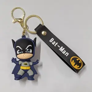 Portachiavi Batman chibi con ciondolo resina blu scuro, fascetta nera e logo giallo