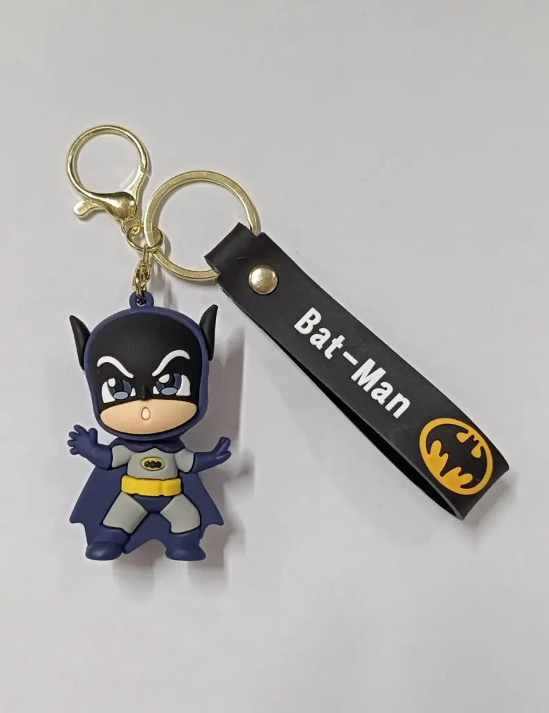 Portachiavi Batman chibi con ciondolo resina blu scuro, fascetta nera e logo giallo