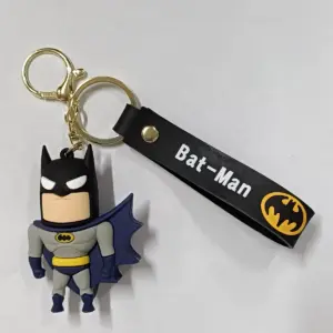 Portachiavi Batman con figura tridimensionale grigia blu e striscia nera con logo giallo