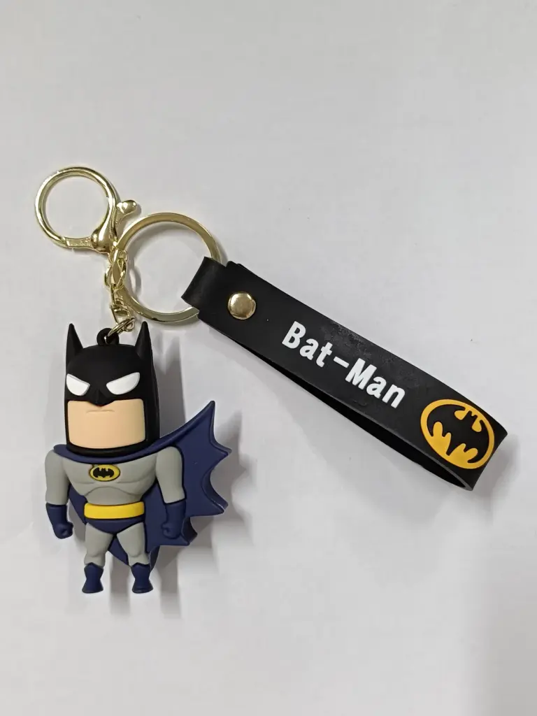 Portachiavi Batman con figura tridimensionale grigia blu e striscia nera con logo giallo