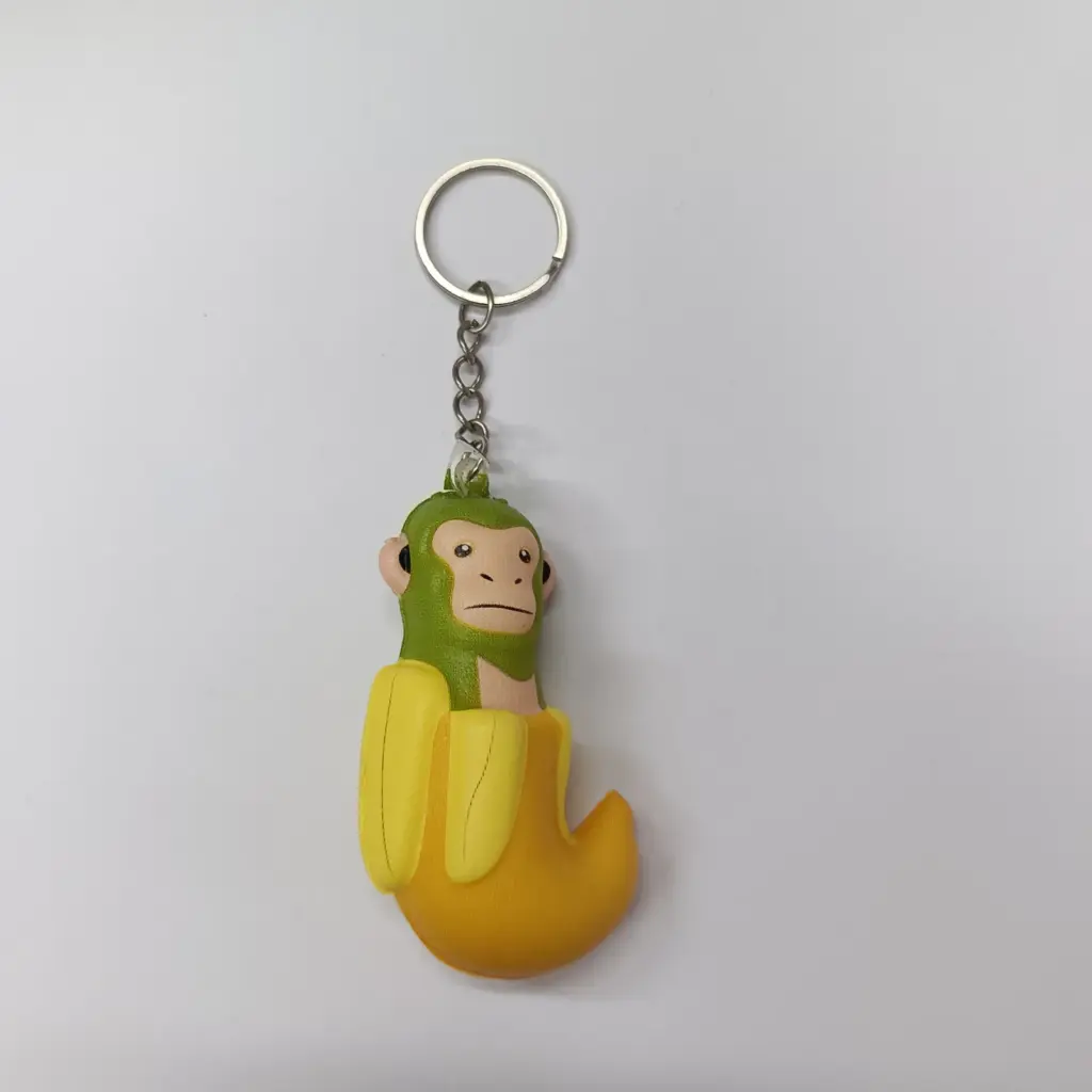 Portachiavi scimmia banana in resina verde e gialla con espressione buffa e anello metallico