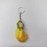 Portachiavi scimmia banana in resina verde e gialla con espressione buffa e anello metallico