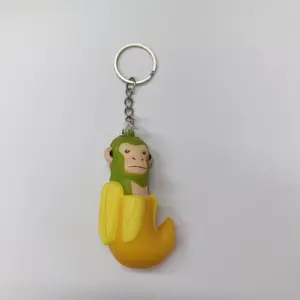 Portachiavi scimmia banana in resina verde e gialla con espressione buffa e anello metallico