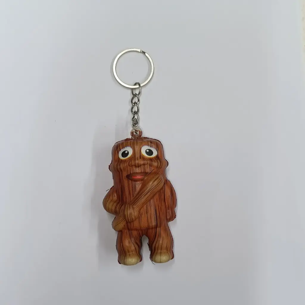 Portachiavi legno figura stilizzata occhi grandi braccia conserte anello metallico