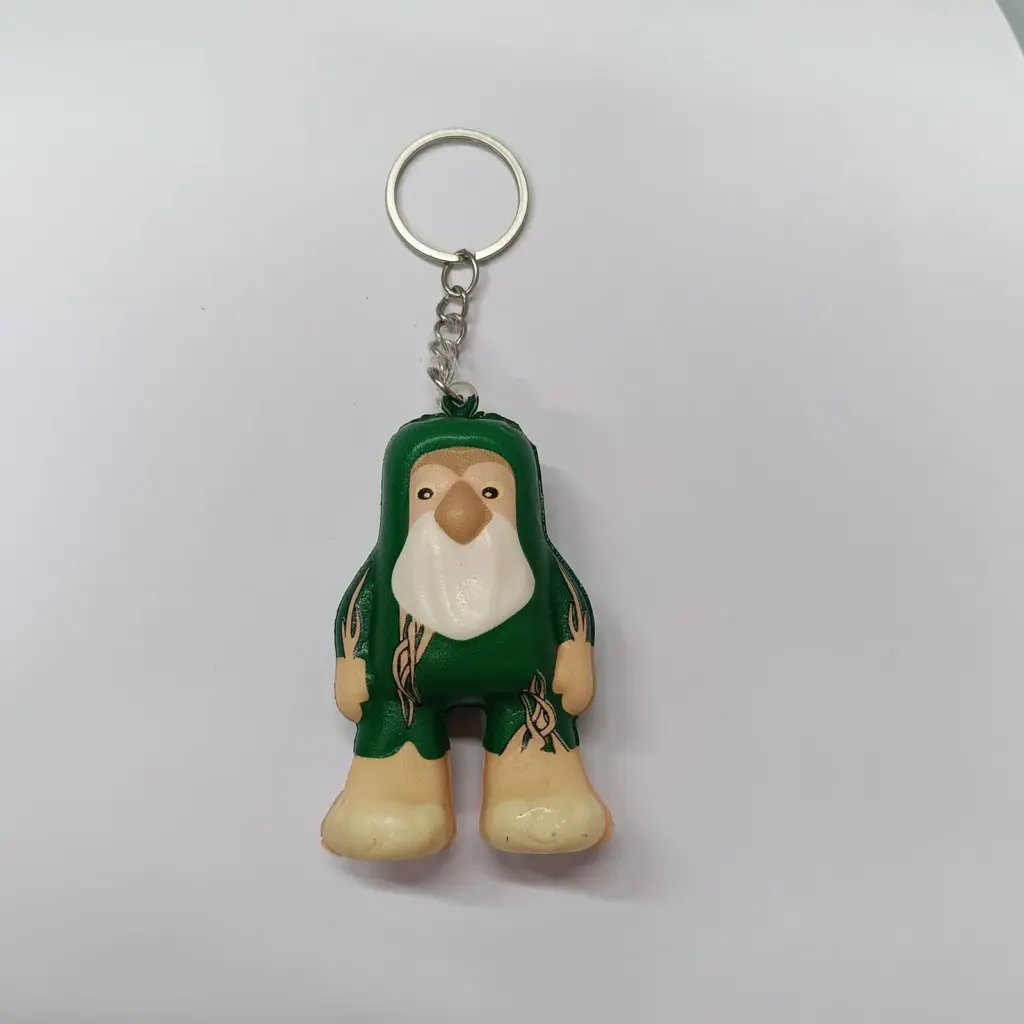 Portachiavi pinguino verde smeraldo in resina con dettagli beige e anello metallico