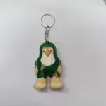 Portachiavi pinguino verde smeraldo in resina con dettagli beige e anello metallico