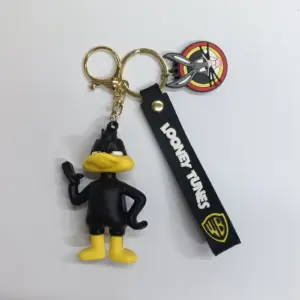 Portachiavi Daffy Duck in gomma nera con nastro Looney Tunes e badge colorato su sfondo bianco