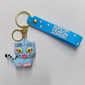 Portachiavi gattino azzurro in gomma con cinturino silicone blu e scritta K-Pop Demon Hunters