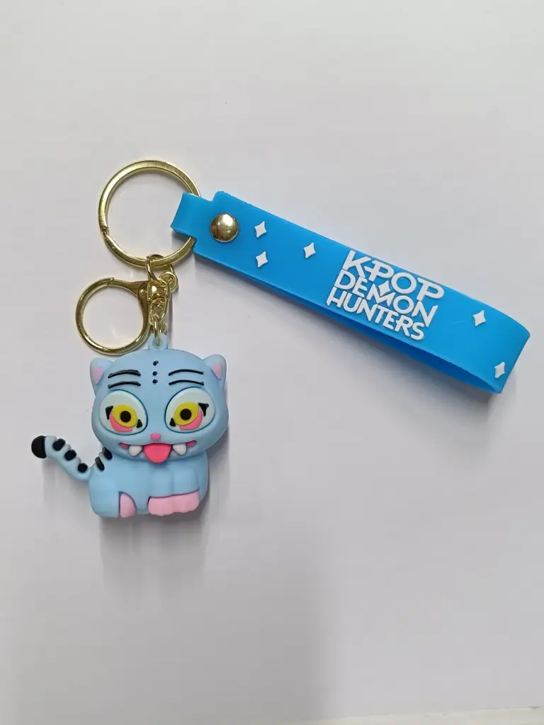 Portachiavi gattino azzurro in gomma con cinturino silicone blu e scritta K-Pop Demon Hunters