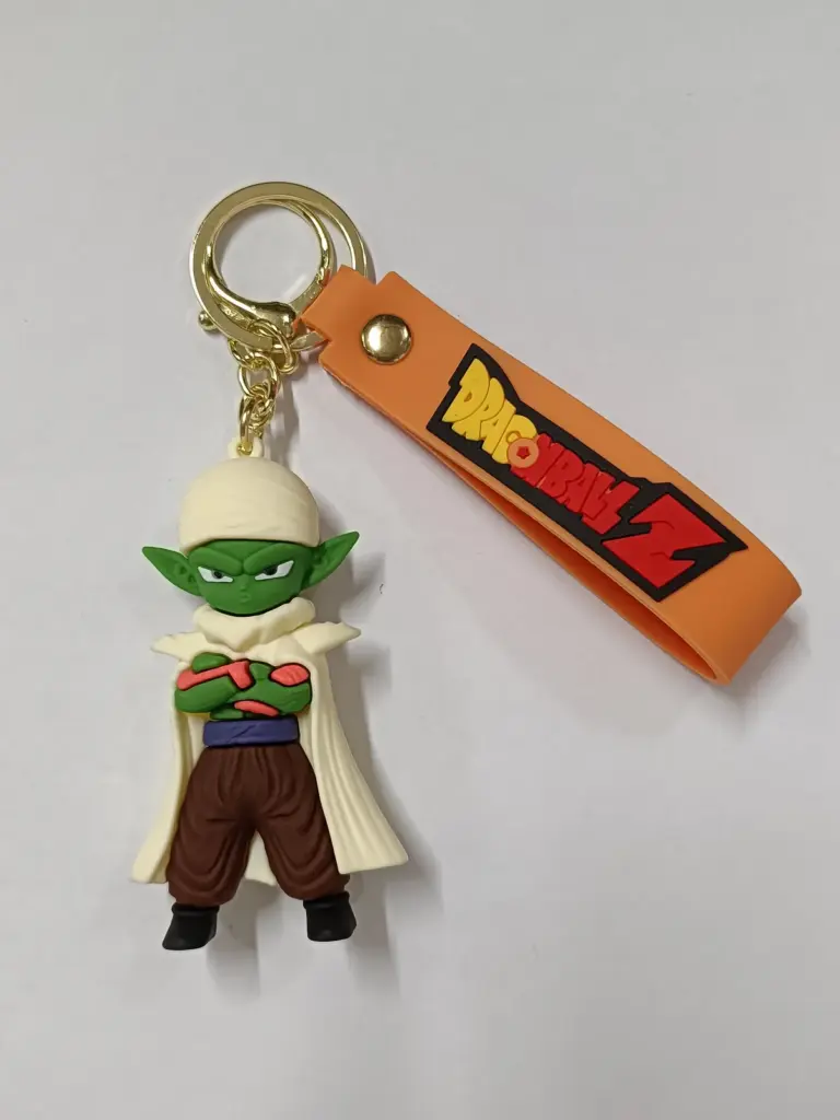 Portachiavi Dragon Ball Z con personaggio in gomma verde e fascetta arancione
