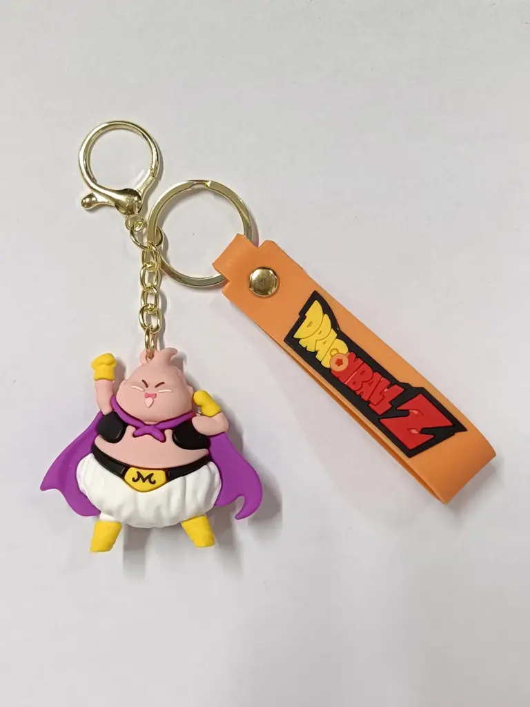 Portachiavi Dragon Ball Z con figura Majin Bu viola e ciondolo arancione su sfondo bianco
