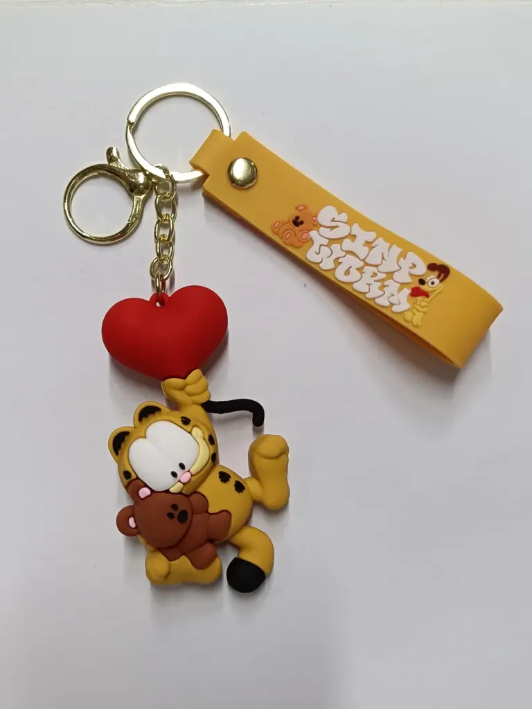 Portachiavi Garfield in gomma che abbraccia orsetto con cuore rosso e placchetta gialla