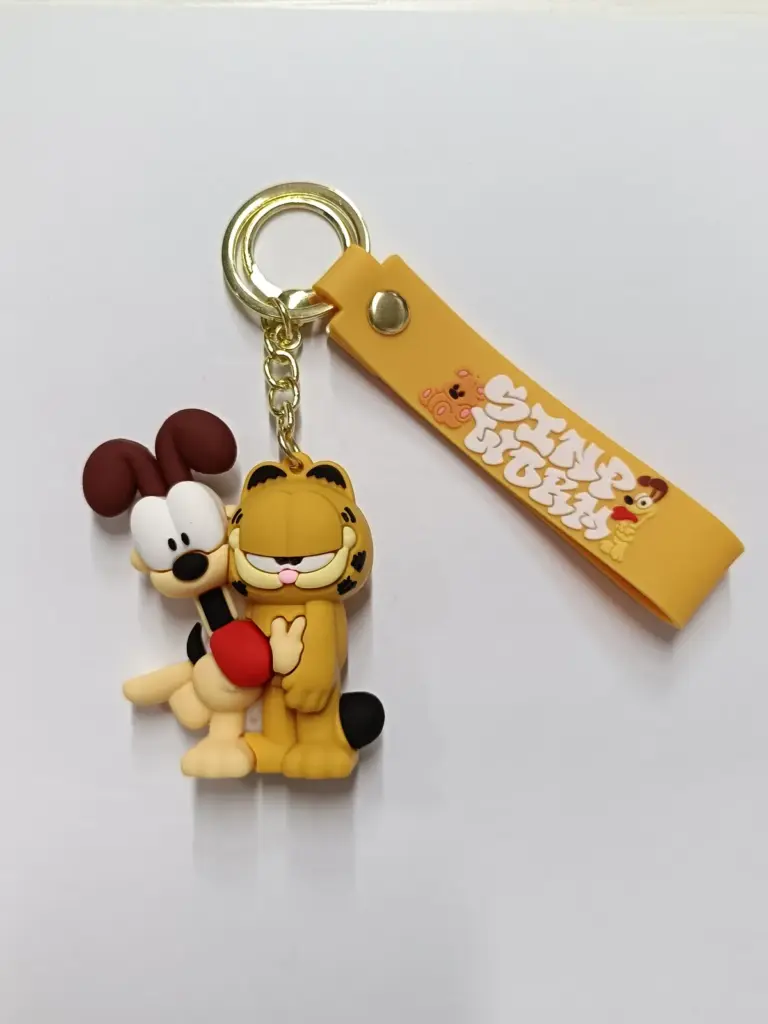 Portachiavi Garfield e Odie in gomma morbida con fascetta gialla e anello metallico dorato