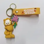 Portachiavi gomma Garfield arancione con mazzo fiori viola, anello dorato e moschettone