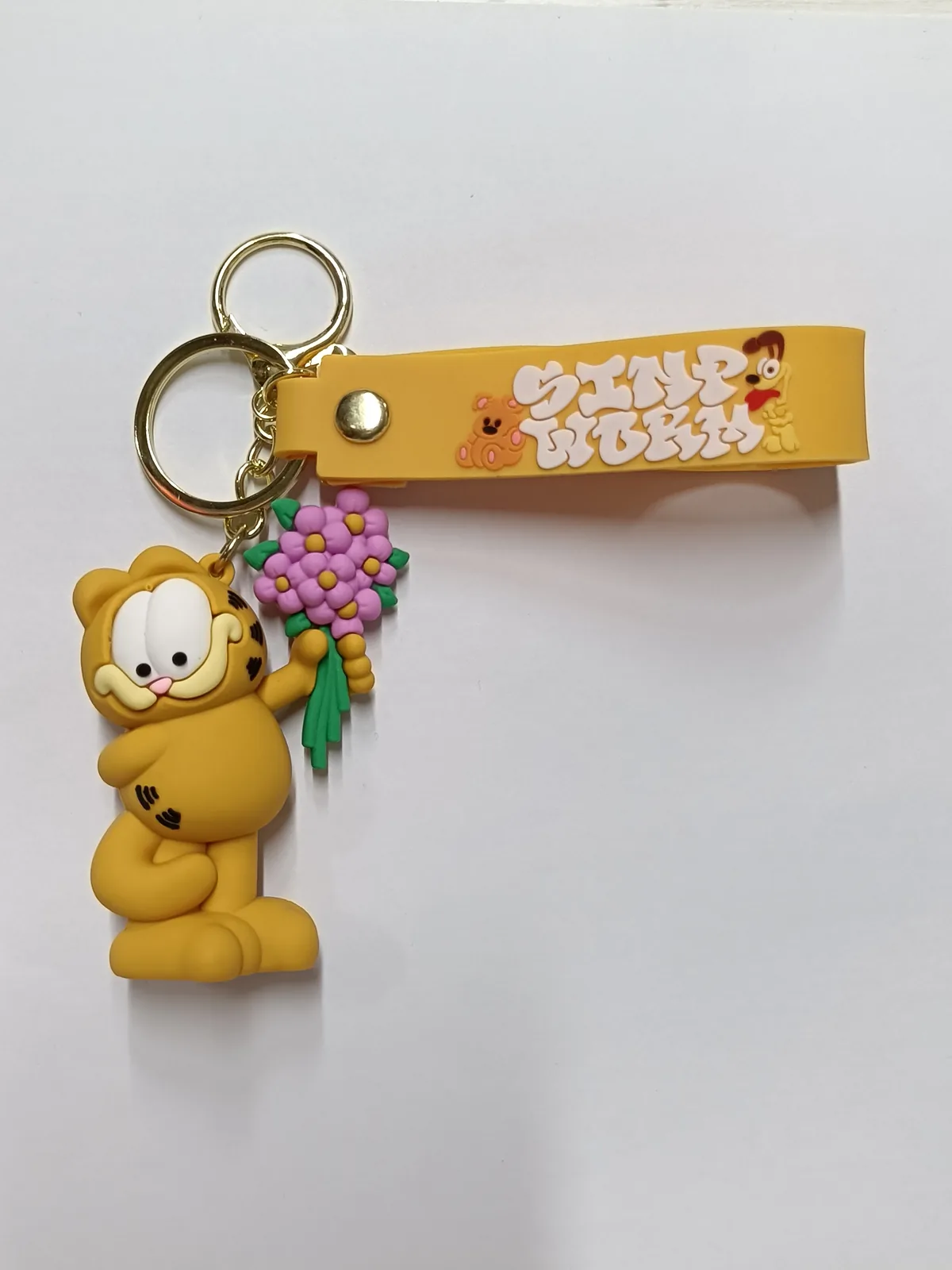Portachiavi gomma Garfield arancione con mazzo fiori viola, anello dorato e moschettone