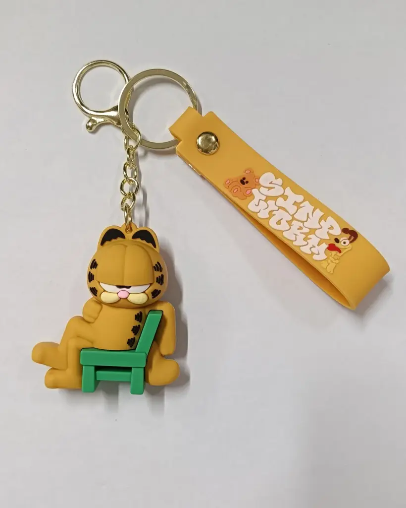 Portachiavi gomma Garfield seduto sedia verde con pendente giallo Cinque Terre