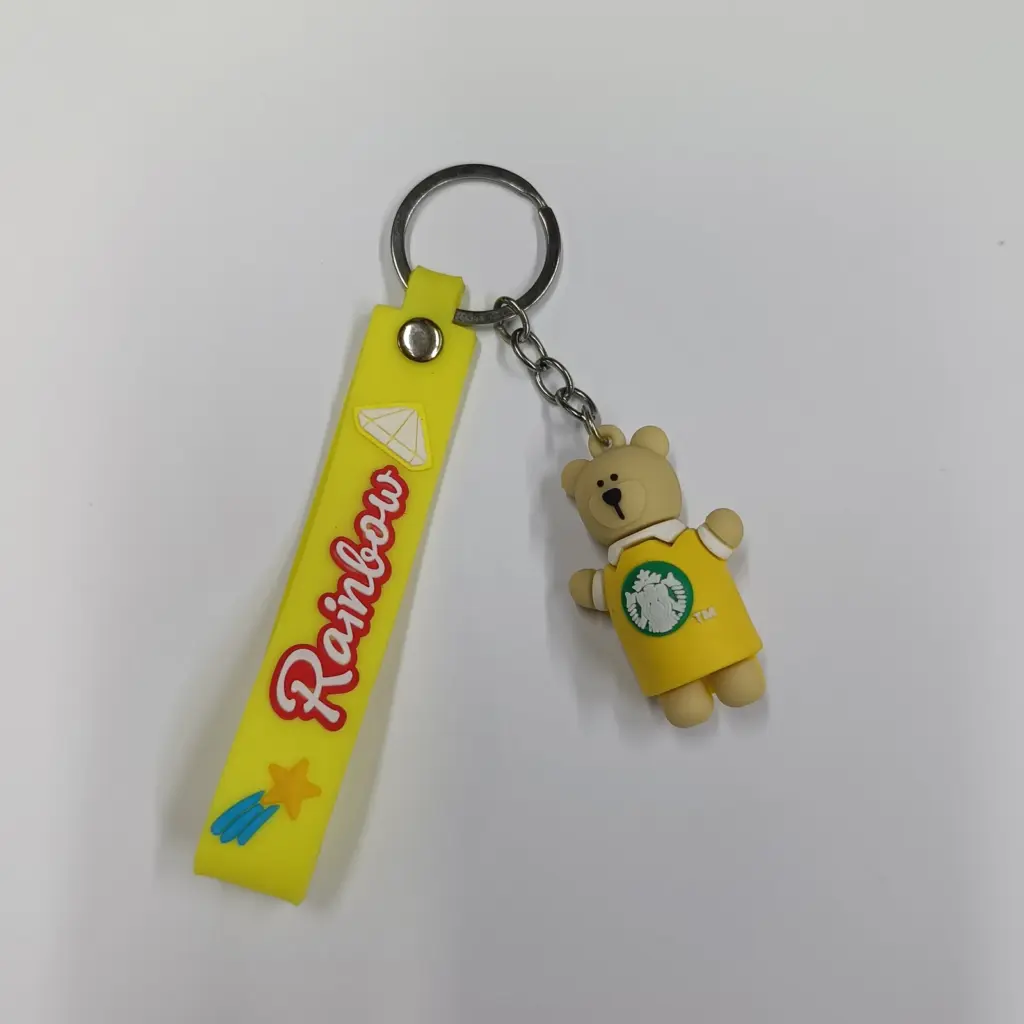 Portachiavi giallo con orsetto beige in maglietta Starbucks e ciondolo Rainbow decorato
