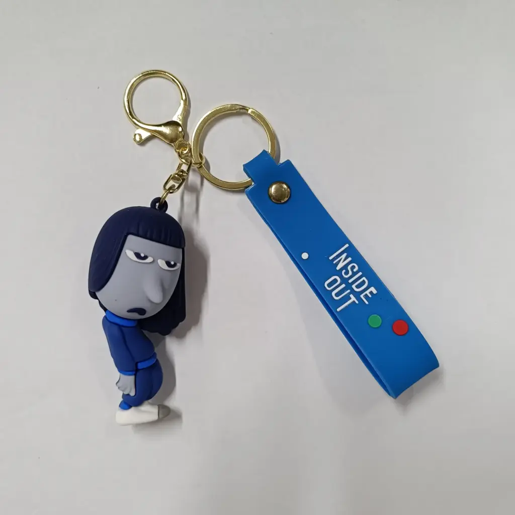 Portachiavi Inside Out con ciondolo Noia in gomma blu e targhetta plastica con logo film