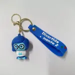 Portachiavi Inside Out Tristezza personaggio blu con occhiali e targhetta Divertida mente 2