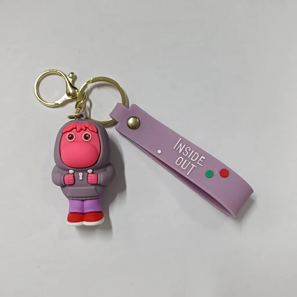 Portachiavi Inside Out personaggio Vergogna gomma rosa viola con targhetta lilla moschettone dorato