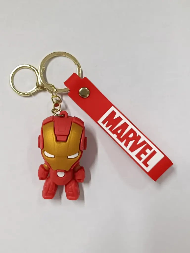 Portachiavi Iron Man Marvel con ciondolo tridimensionale rosso oro e fascetta logo Marvel