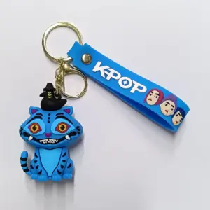 Portachiavi k-pop in gomma blu con gatto stilizzato occhi gialli e nastro con scritta bianca