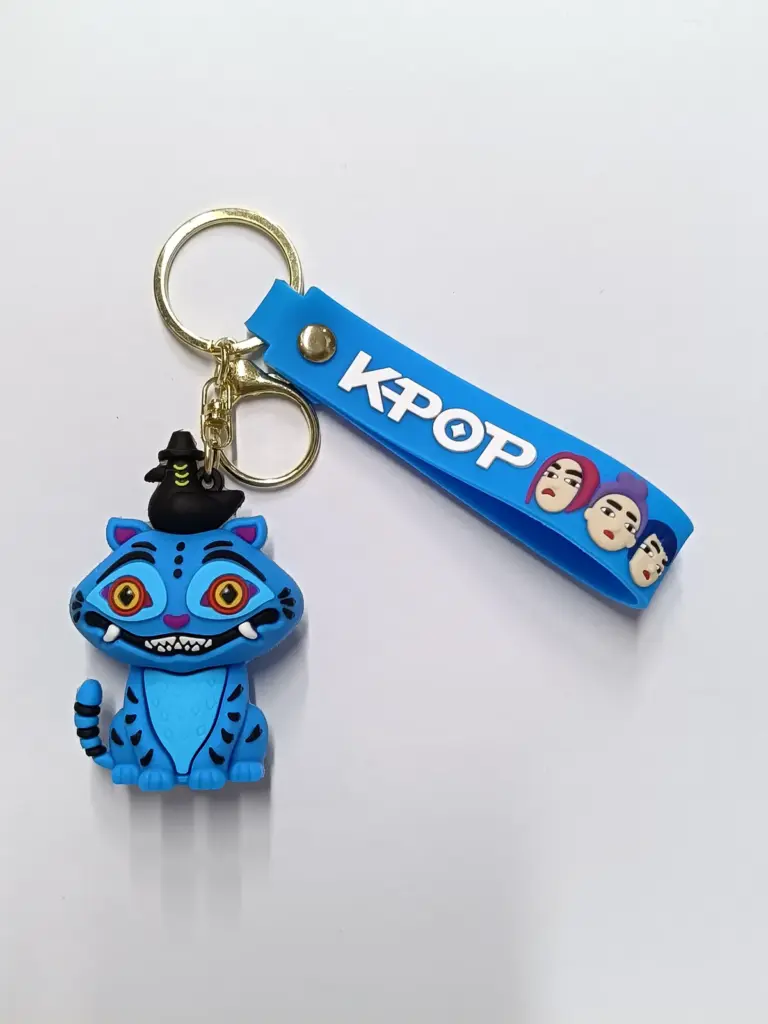 Portachiavi k-pop in gomma blu con gatto stilizzato occhi gialli e nastro con scritta bianca