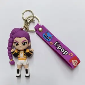 Portachiavi K-POP con figura personaggio capelli viola giacca nera e targhetta metallizzata viola