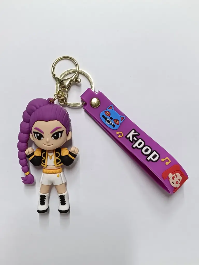 Portachiavi K-POP con figura personaggio capelli viola giacca nera e targhetta metallizzata viola